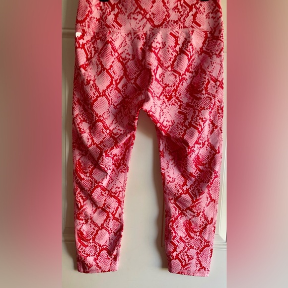Never Worn Fabletics Define Powerhold Capri Leggings in Pink Persimmon Python - Picture 9 of 11